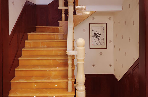海珠中式别墅室内汉白玉石楼梯的定制安装装饰效果